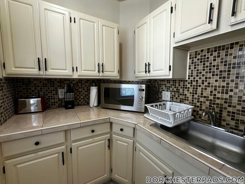 Building Photo - 32 Kingsdale St