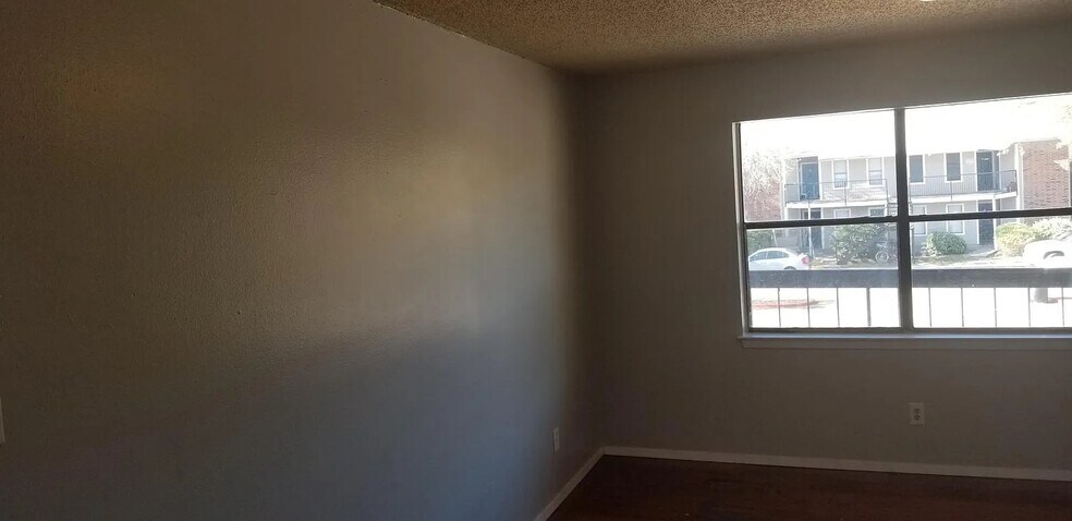 Building Photo - Room in Apartment on West Loop