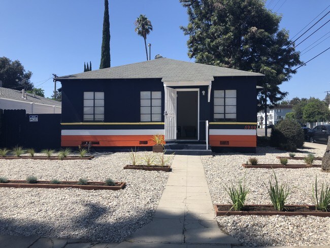 Building Photo - 11672 Oxnard St