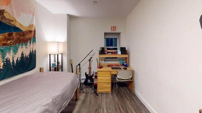 Building Photo - No Brokers Fee, 5 Bed. 2 Full Bathrooms in South End, Eat-in Kitchen, Big Bedrooms, Laundry on a ...