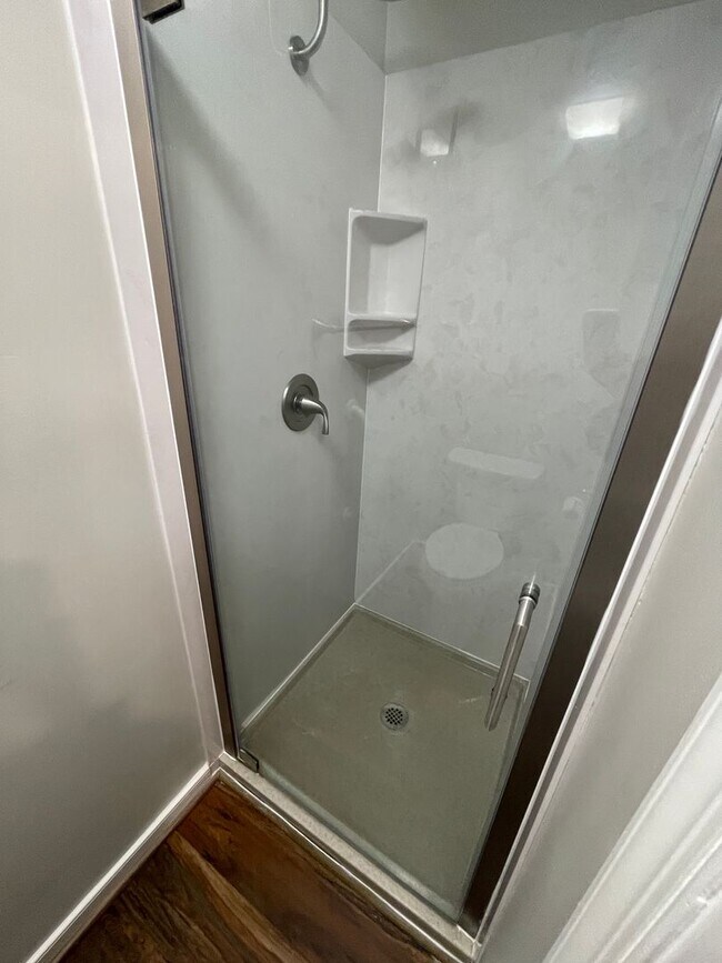 Building Photo - Large 2 Bedroom, 2.5 Bath Townhouse - Autu...