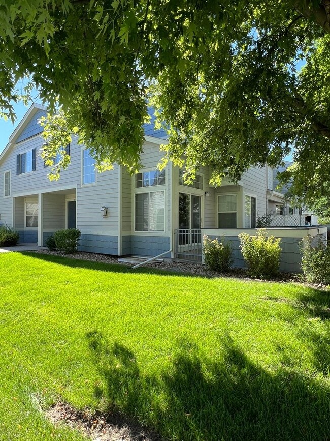 Building Photo - Charming 2 Bed/1.5 Townhome in Fabulous Lo...