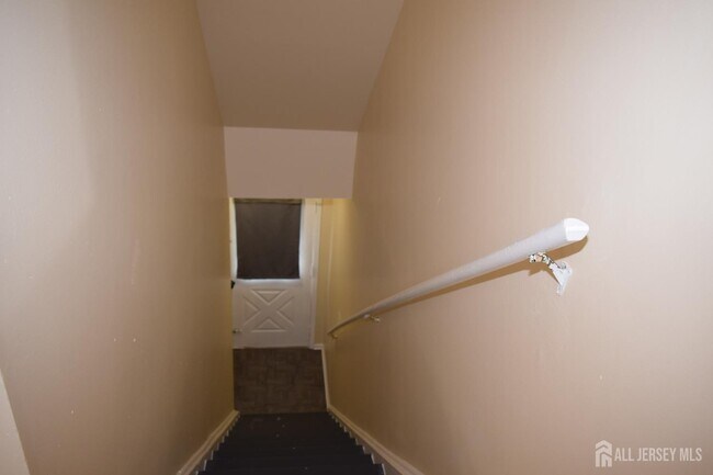 Building Photo - 31 Larch St