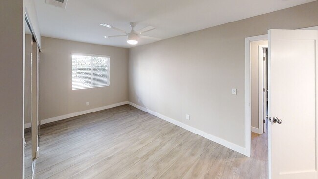 Building Photo - 5BD/3BA, Private Fenced Yard!!
