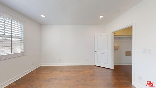 Building Photo - 14242 Burbank Blvd