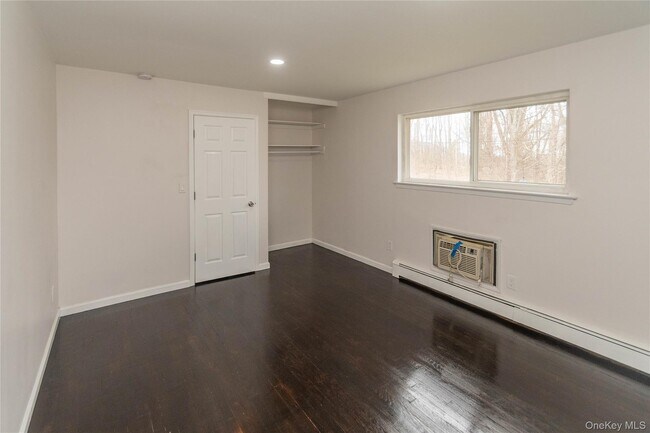 Building Photo - 11 Fishkill Glen Dr