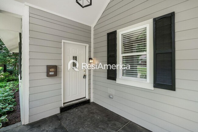 Building Photo - Beautiful Midtown Bungalow- Fully Updated!