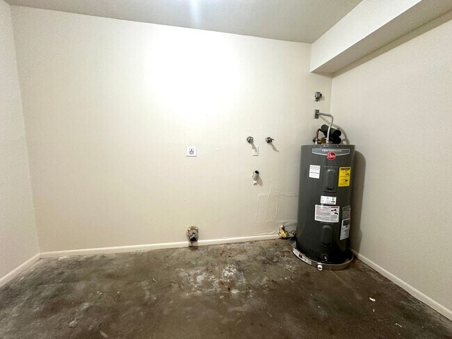 Building Photo - 1837 N Spring