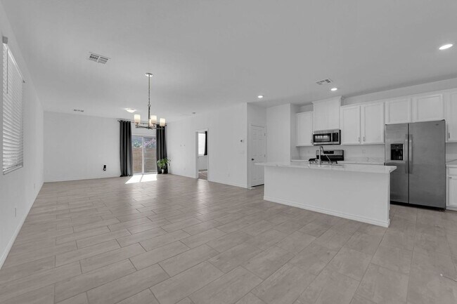 Building Photo - 3 bedroom home in gated community! Move in today!