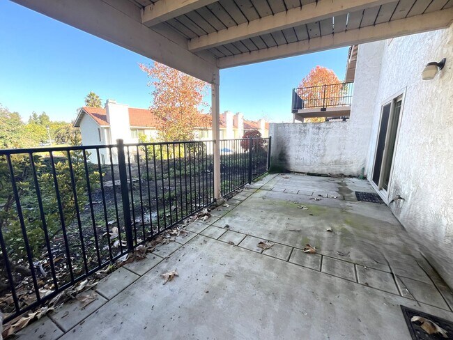 Building Photo - 3070 Corte Trabuco