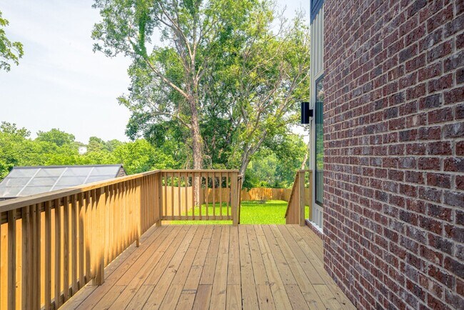 Building Photo - LIKE NEW - Beautiful 4 or 5 BR in Lockelan...