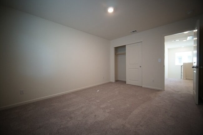 Building Photo - Beautiful 4 Bedroom PLUS office / den in Natomas!