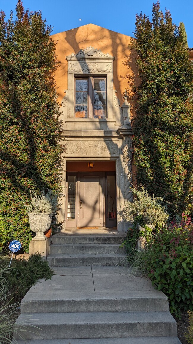 Building Photo - 158 S Sycamore Ave