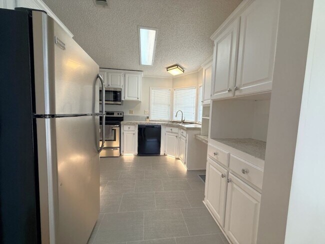 Building Photo - Large and Spacious 2/2 on near half acre NO HOA!