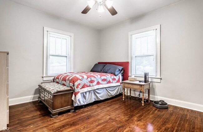 Building Photo - 907 N Riley Ave