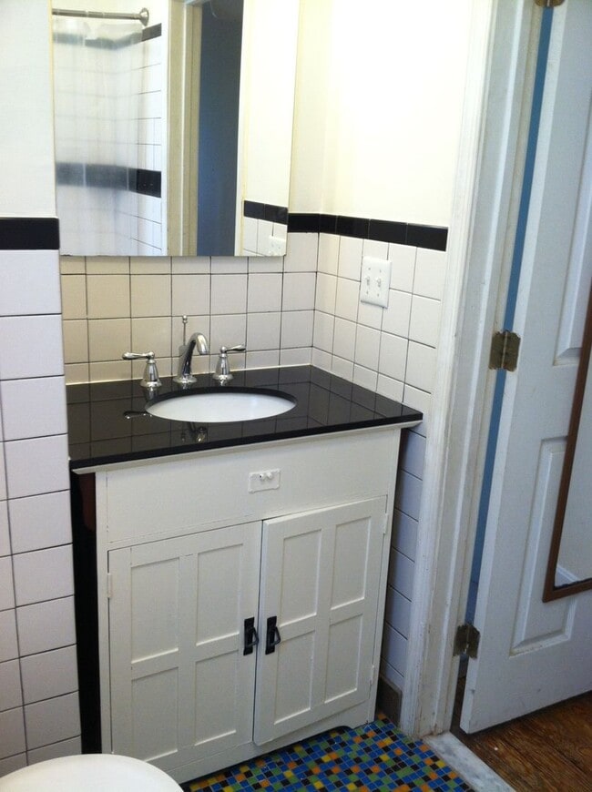 Building Photo - 3 bedroom row house located in desirable H...