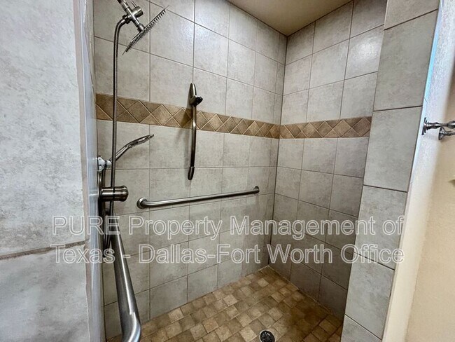 Building Photo - 208 W Franklin Ave