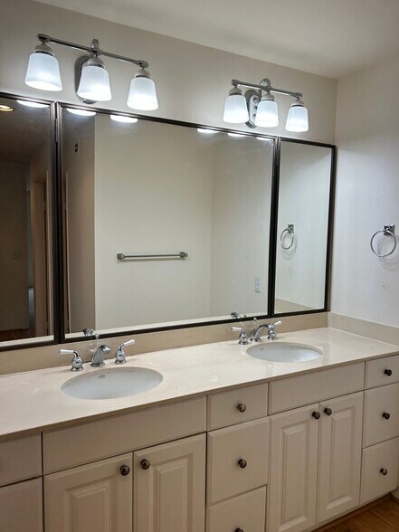 Building Photo - 255 Sea Forest Ct