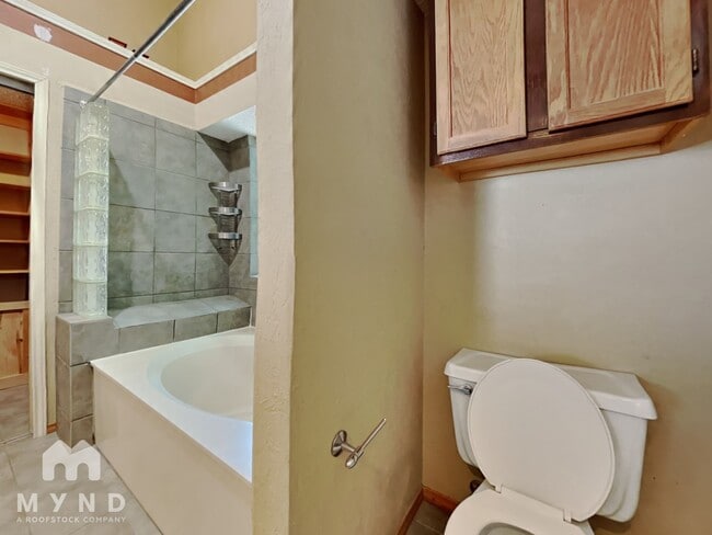 Building Photo - 633 Albrook Dr