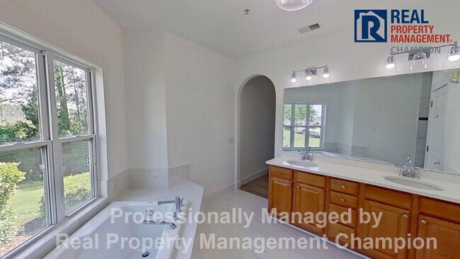 Building Photo - Beautifully Updated 2 BD/2 BA with Screened Porch & Modern Finishes