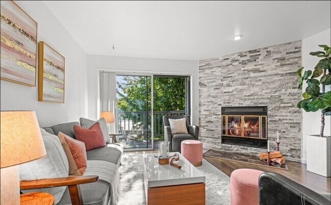 Building Photo - Renovated 2 Bed Kirkland Condo in Salishan...