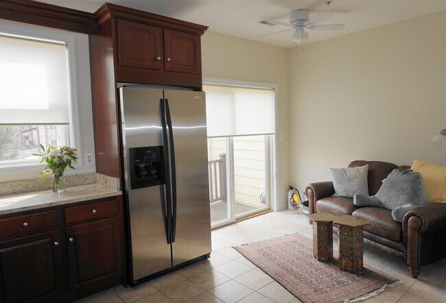 Building Photo - Charming 3Bedroom/3.5Bath Townhome in Ridg...