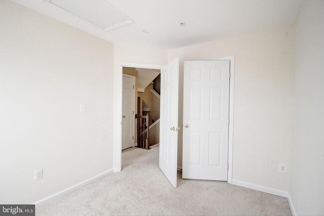 Building Photo - 586 Eisenhower Dr