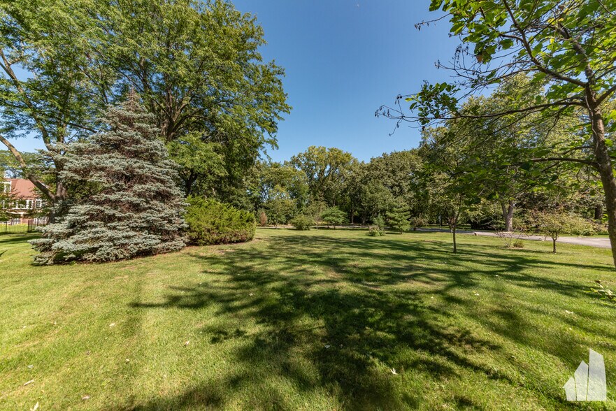 Building Photo - 623 E Groveland Park