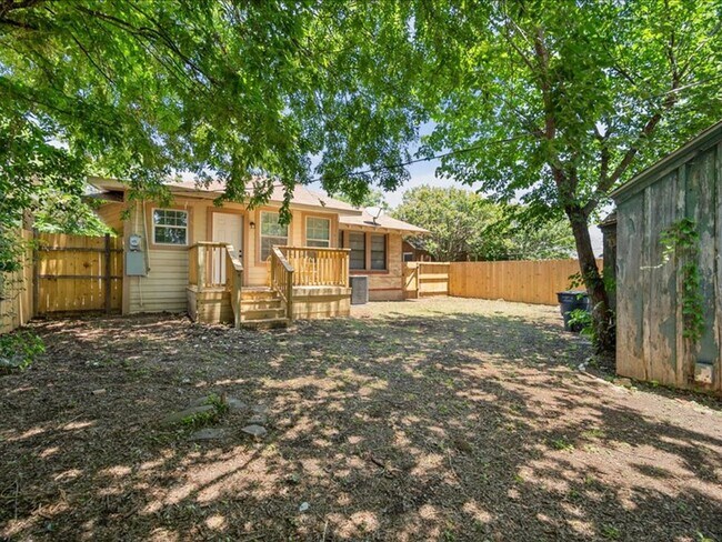 Building Photo - Recently Renovated Fort Worth Charmer