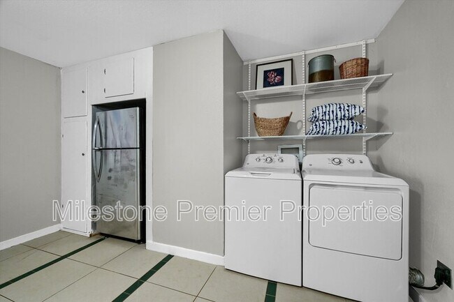 Building Photo - 1721 S Fannin Ave
