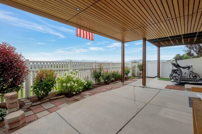 Building Photo - 8961 N Cottage Cyn Dr