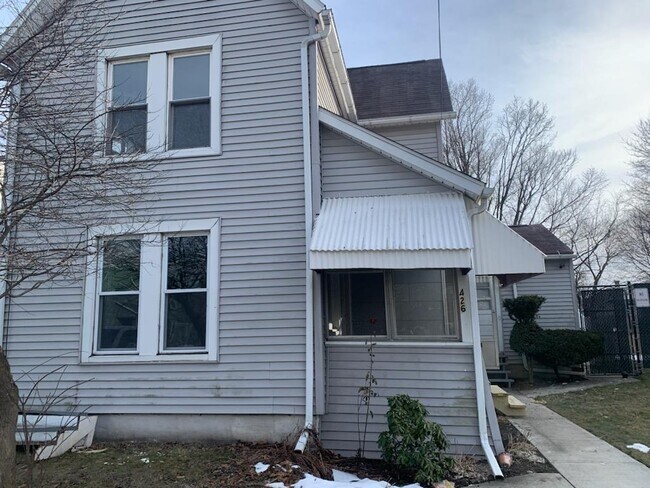 Primary Photo - 426 Standish St