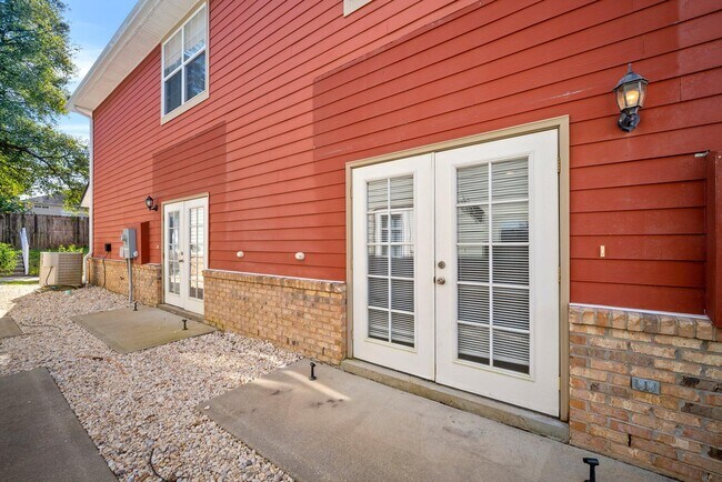 Building Photo - 721 Arbor Lake Dr