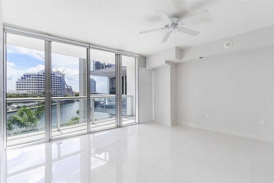 Building Photo - 495 Brickell Ave