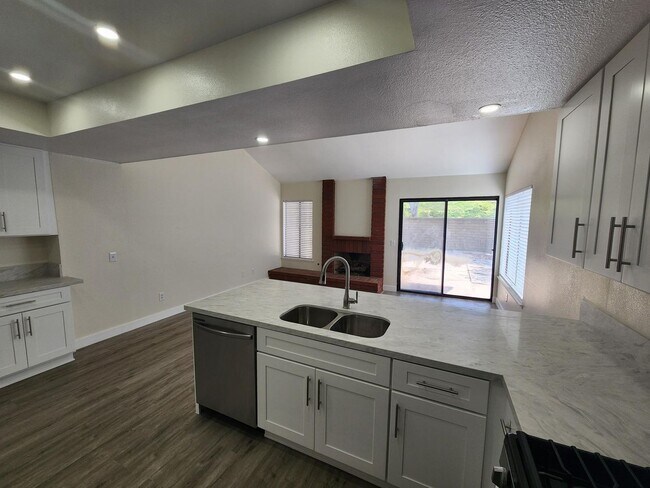 Building Photo - Beautiful: 3 Bedroom 2 Bath Single Family ...