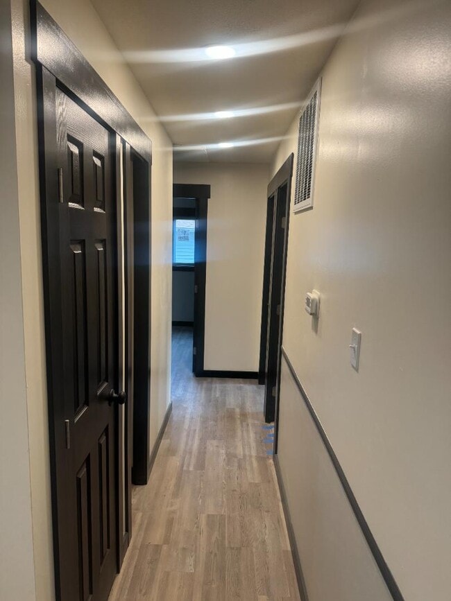 Building Photo - 3140 SW Crest Dr