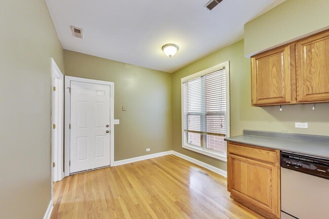 Building Photo - 2330 N Greenview Ave
