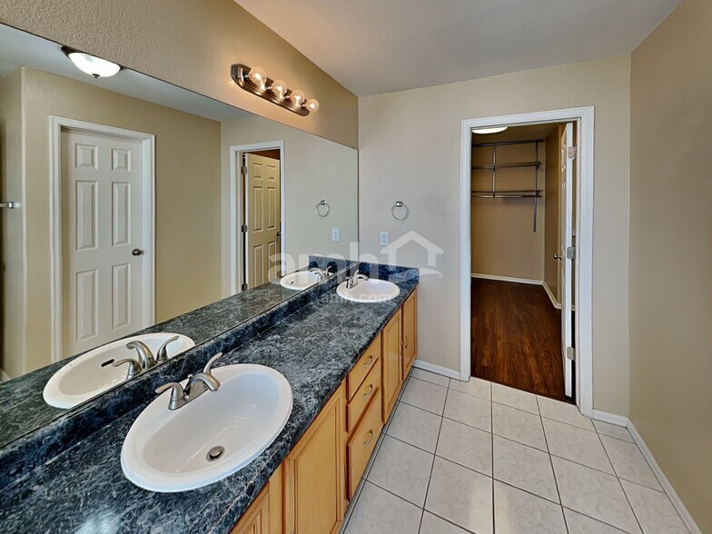 Building Photo - 2320 S Gibralter Way