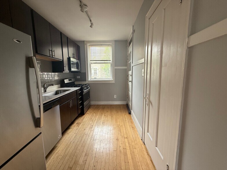 Building Photo - 3020 N Karlov Ave