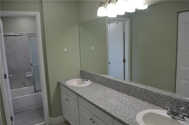 Building Photo - 2710 Riverside Dr