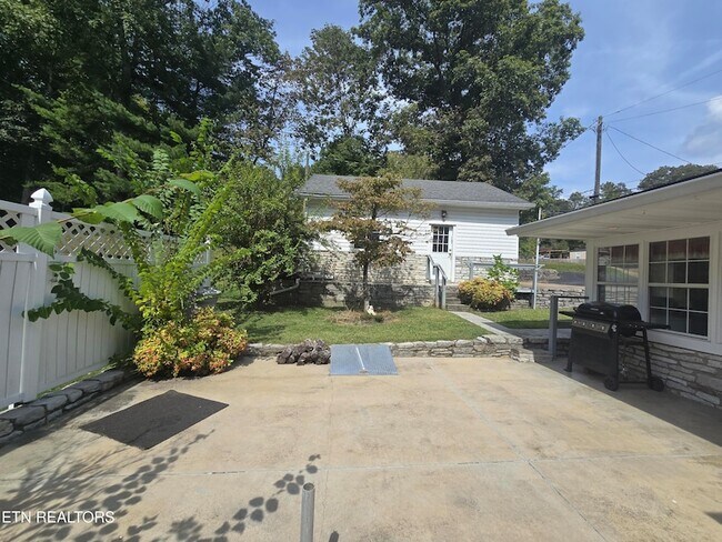 Building Photo - 136 Pine Rd