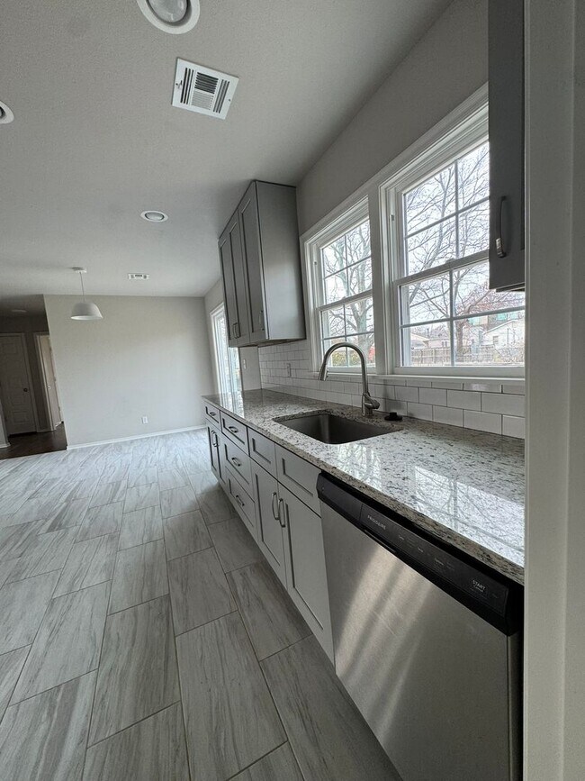 Building Photo - 2 Bedroom 1 Bath Home.