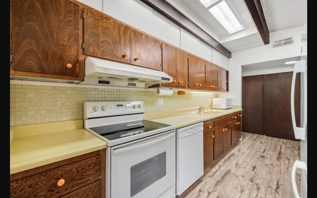 Building Photo - Sprawling 7 bedroom home available for sum...