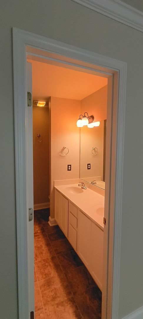 Building Photo - Lovely Townhome in Southeast Columbia