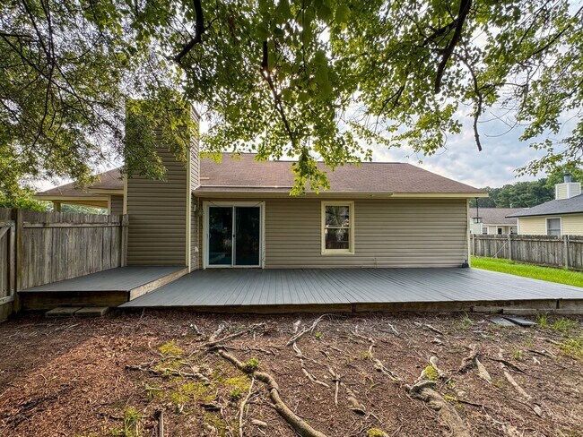 Building Photo - Charming 3 Bed 2 Bath Home with Fenced Yard