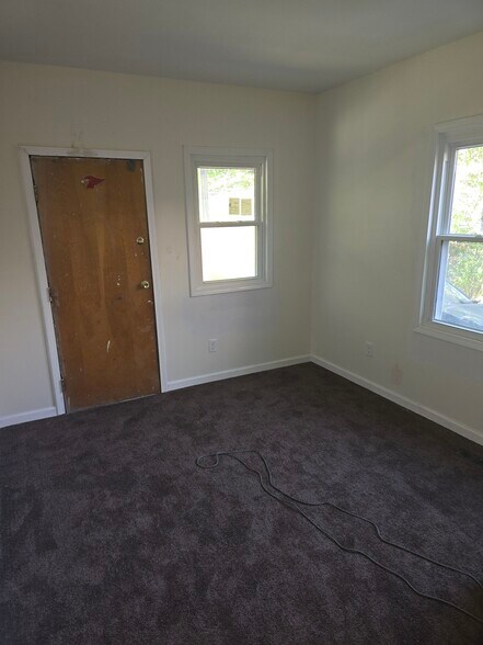 Room 3 - 15503 Ward St