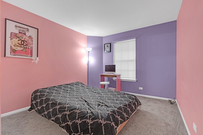 Building Photo - 691 W Streamwood Blvd