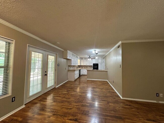 Building Photo - 613 W Redbud Dr