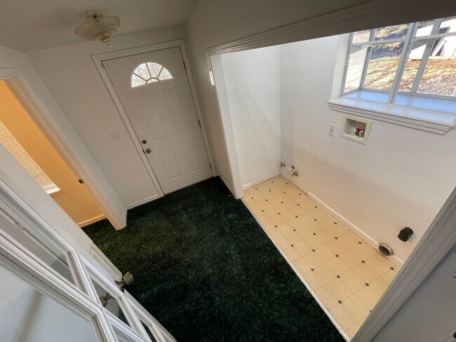Building Photo - Paradise 3 bedroom 2 1/2 bath, large home, shop, natural landscaping.