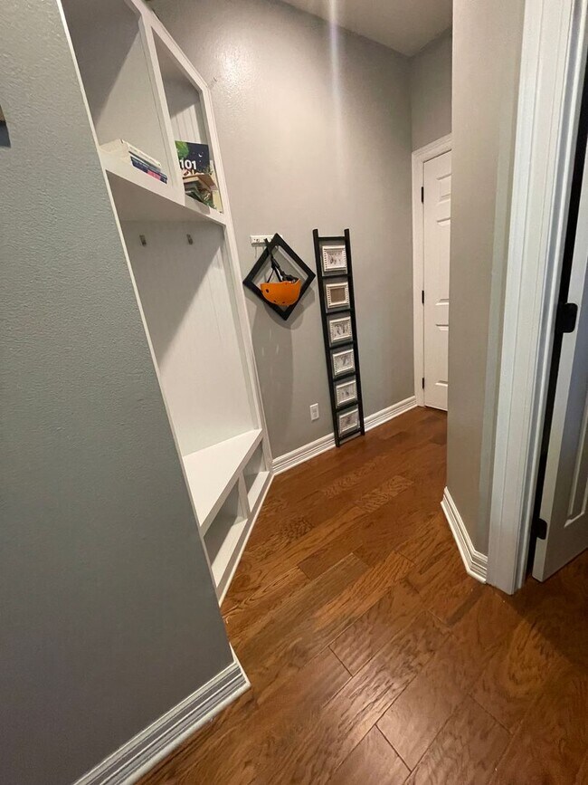 Building Photo - Gorgeous 5 Bedroom Home in The Haven!